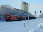 2016 072-8 passiert mit Rübenzug 59085 den winterlich verschneiten Bhf. Ried; 231203