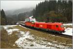 Diesellok 2016 051 zieht den EC 31  Allegro Johann Strau  mit der  kalt  eingereihten E-Lok 1044 040 ber den Obdacher Sattel.Dieser Zug wurde aufgrund eines Felssturzes am Neumarkter Sattel ber das