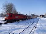 2016 066 verlsst mit R5957 den winterlichen Bahnhof Ried;110105