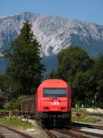 BB 2016 028 wartet am Bahnhof Puchberg am Schneeberg mit einem Gterzug, am 19.