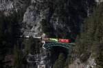 Kurz bevor die Sonne entgltig hinter den Wolken verschwand, kam am 04.04.13 der NG 45145 von Vils nach Hall in Tirol ber die Schlossbach Brcke auf der Mittenwaldbahn gefahren.