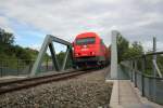 2016 032 berquert gerade den Schnellstrassenzubringer (Km 36,2) bei Stoob im Mittelburgenland, hat den Bahnhof Stoob hinter sich gelassen und wird in Krze den Bahnhof Oberpullendorf erreichen, Juli