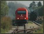 In Haugsdorf musste der IGE-Dampfsonderzug R 16632 am 22.9.2006 die Kreuzung mit dem Gterzug aus Pernersdorf-Wulzeshofen bespannt von 2016 020 abwarten.