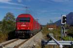 Hercules und Taurus - Gemeinsam sind wir noch stärker....Tirol - Bayern - Tirol, so der Laufweg dieses Zuges. Von Vils über Garmisch-Partenkirchen und Mittenwald nach Hall. ÖBB Hercules 2016 042 und ein Taurus ziehen den Güterzug durch Mittenwald und haben gerade die Isar überquert. Gleich beginnt vor Scharnitz der Aufstieg zum Seefelder Sattel, dem Scheitelpunkt der Mittenwaldbahn. Bahnstrecke 5504 München Hbf. - Mittenwald Grenze am 10.10.2014