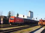 2016 063 durchfährt im hurtigem Tempo mit einem Kesselwagenzug den Bhf.