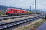 2016 056-1 hängt soeben drei Materialwagen an den RU 800 S an.
Aufgenommen am 8.4.2016 in Greifenburg-Weißensee.