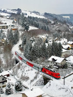 2016.014 zieht den REX 2789 oberhalb von Aspang in Richtung Friedberg im frostigen 17. Jänner 2013.
