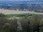 2016 070-2 zieht auf der Hausruckbahn den leeren Kesselwagenzug 47850 zum nächsten Zwischenstopp, der Bezirkshauptstadt Ried i.I.; 20160422