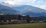 Zum Vergleich mit den vorherigen Aufnahmen noch ein Bild von der Drautalbahn vor der Elektrifizierung: Am Abend des 22.09.1983 ist eine 2043 mit einem Regionalzug bei Irschen nach Lienz unterwegs. Im Gegensatz zu den heutigen Oberleitungsmasten fügen sich die Telegrafenmasten harmonisch in die Umgebung ein (Neue Version eines bereits veröffentlichten Bildes).