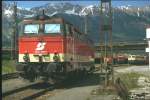 Eisenbahn in den Bergen; Wo kann man das besser genieen, als in Innsbruck? 2043 068-2 kommt aus dem Bw in den Bahnhof gefahren und zeigt sich 1992 mit grauem  Stirnband . 