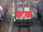 2043 044-3 mit  helmwinkenden  Verschieber am Weg zu  ihrem  Rohlzug (6 Wagen/ 24Ax)  Bhf.