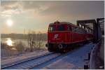 2043 005 fhrt mit zwei Schlieren auf der Donauuferbahn von Linz nach Spitz.Es war die Abschiedsfahrt auf dieser wunderschnen Strecke. Mauthausen 27.11.2010 

