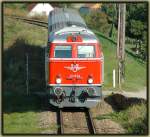 Der Erlebniszug Wachau bespannt am 24.9.2006 mit 2043.24 kurz nach der Ausfahrt aus Unterloiben Richtung Spitz an der Donau
