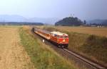 Im September 1985 befördert 2043 012-0 einen Regionalzug von Zeltweg nach Klagenfurt, hier im Jauntal kurz vor Bleiburg