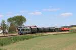 2043 053 mit der am Zugschluss befindlichen 2050 009 als R 16972 von Retz (R) nach Drosendorf. Hier fährt der Zug in den Bahnhof Pleissing-Waschbach ein; am 04.05.2014