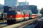 Im Juni 1991 warten 2043 061-7 und eine weitere 2043 im Bahnhof Linz-Urfahr mit einem Regionalzug auf die Abfahrt nach Aigen-Schlägl