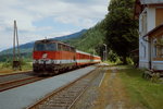 2043 054-2 trifft im Sommer 2000 mt einem Regionalzug im Bahnhof Feistritz im Rosental ein