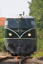 GEG 2050.05 am 31.August 2013 mit dem NVOG R 16951 kurz nach dem Bf. Emmersdorf an der Donau beim Strecken-Km. 33,5. 
