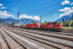 2068 035-1 und 1116 084-5 warten mit einem Güterzug im Bahnhof Lienz, auf die Abfahrt nach Sillian.