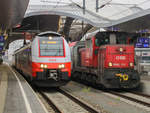 Graz. Während links der 4744 067 auf seine Abfahrt von Graz Hauptbahnhof nach Bruck an der Mur wartet, wird rechts der soeben eingetroffene Intercity 518 von dem 2068 014 in die Abstellung geschoben.