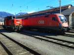 Links im Bild 2068 024-5 und rechts 1116 158-7 mit einem Güterzug am 6.3.2015 in Lienz.