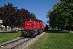 Schön zwischen Raumreihen liegend, verläuft die Strecke vom Bahnhof Korneuburg zum Getreidespeicher und Tanklager. Zu sehen ist hier die 2070.054, die ihren Zug gerade zum Tanklager befördert. (06.05.2016)