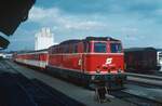 Scan vom Dia: 2143.032 hält mit einem Regionalzug von Wiener Neustadt nach Graz Hbf. im Bahnhof Hartberg. (15.04.1990)