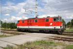 2143 073-1 wendet im Bf. Retz von SREX 16013 auf SREX 16014. 31.Juli 2010.