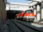 2143 013 mit einem Bauzug bei der Ausfahrt aus der neuen Hst St. Marx (S7), am 23-10-2002