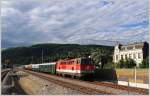 Die 2143 009 bespannte(mit dem 5047 001 am Zugschluss) am 6. Mai 2012 den Sonderzug von Wien FJB ber Tulln nach Ernstbrunn, hier bei der Einfahrt in Klosterneuburg-Weidling. 