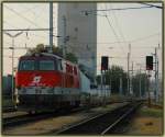 Kurz vor Sonnenuntergang am 22.9.2006 wartet 2143 072, die kurz zuvor einen Gterzug von der nicht elektrifizierten Strecke zwischen Zellerndorf und Laa a.d. Thaya gebracht hat, in Zellerndorf auf ihre Abfahrt.
