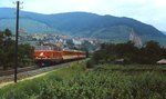 Im Juni 1987 verläßt 2143 035-0 mit einem Regionalzug Weißenkirchen in der Wachau