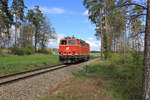 Hier ist 2143.070 als Lokzug zwischen Drosendorf und Zissersdorf zu sehen. (03.05.2020)