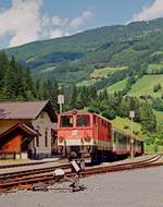 18.07.1998	Bahnhof Krimml, Endbahnhof der Pinzgauer Bahn von Zell am See. Lok ÖBB 2095 001-0 mit Zug