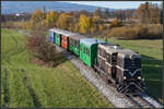 Der Flascherlzug auf dem Weg nach Kraubath am 6.11.2021 bei Herbersdorf. 