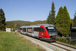 Am 16. Oktober 2017 ist 5022 047 als S-Bahn 4725 von Szentgotthárd nach Graz Hauptbahnhof unterwegs und hat hier soeben die Eisenbahnkreuzung mit dem Rastbichlweg in Tomsche-Tal überquert.  