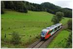 5022 003 hat Aspang verlassen und fhrt auf seinem Weg nach Wr. Neustadt an der Schafweide in Unteraspang vorbei. 16.10.2010