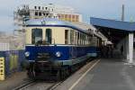 Sdz 16142 mit 5042.14 nach Retz am 28.02.2009 vor den Abbruchruinen am Wiener Sdbahnhof (Ostseite).