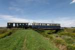 Kurz nach der Haltestelle Stetten befindet sich eine einfache Brcke, die gerade vom 5042.14 berquert wird (14.08.2011)