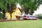 06.08.2002, Österreich,	Burgenland, Bahnhof Mönchhof-Halbturn der Neusiedler Seebahn, einem Abzweig der Raab-Ödenburger Eisenbahn.