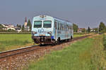 5047.085 auf der Fahrt von Braunau nach Steindorf bei Straßwalchen. Links neben dem Triebwagen erkennt man die Pfarrkirche von Mattighofen, am rechten Bildrand das Einfahrsignal des Bahnhofs. (24.08.2019)