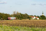 5047 012 fährt auf der Weinviertel-Landesbahn zwischen Obersdorf und Pillichsdorf mit dem R7247 nach Gänserndorf. Die Aufnahme entstand am 20.09.2019.