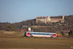 Triebwagen 5047.035 vor der Kulisse der Burg Matzen und dem Kirchturm von St. Leonhard. (10.12.2019)