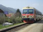 Eine Reise in die Wachau mit der Donauuferbahn empfiehlt sich besonders, wie hier zur Obstbltezeit oder zur Weinernte. Im Frhjahr 2007 legt der 5047 013 in Weienkirchen in der Wachau einen kurzen Halt ein.