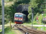 Kurz bevor der Dieseltriebwagen 5047 027-7 in die Drnsteiner Bahnhaltestelle eintrifft, durchquert er einen Tunnel. Aufgenommen am 10.08.08.
