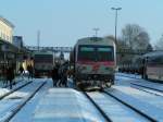 5047 063-2 u. 5047 074-9 mit regem Fahrgastinteresse; 
Bhf. RIED 2005-12-29