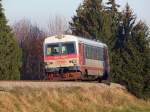 5047 089-7 fhrt als R3466 durch die Mischwaldlandschaft der Hausruckbahn;111113