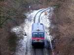 5047 079-8 rattert auf der  angezuckerten  Innkreisbahn als R5968 seinem nchsten Halt Ried entgegen; 111231