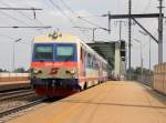 Zwei Einheiten des Triebwagens BR 5047, zuvorderst 5047 032-7 bei der Einfahrt in die Station Wien Praterkai. Aufgenommen am 04.07.2012.