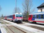 2 5047-er Doppelgarnituren kreuzen sich im Bahnhof Mattighofen am 29.03.2014.